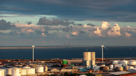 Timelapse-Del-área-Industrial-De-Copenhague-Con-Puente-Oresund-Y-Parque-Eólico